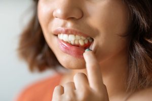 Encía inflamada es uno de los signos de gingivitis. ¿Puede un dolor dental provocar dolor en el pecho?