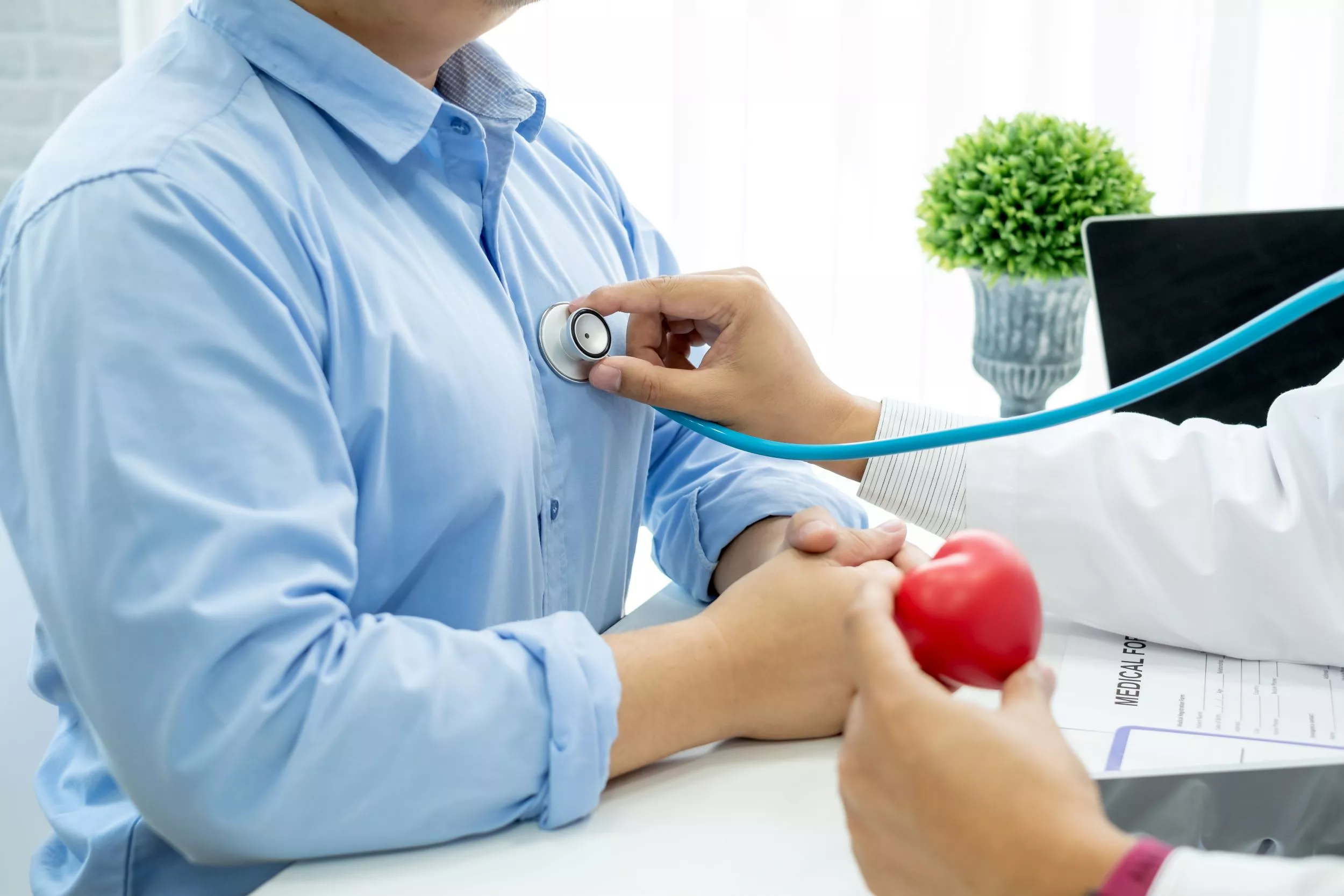 Hombre consulta a su médico por dolor en el pecho.