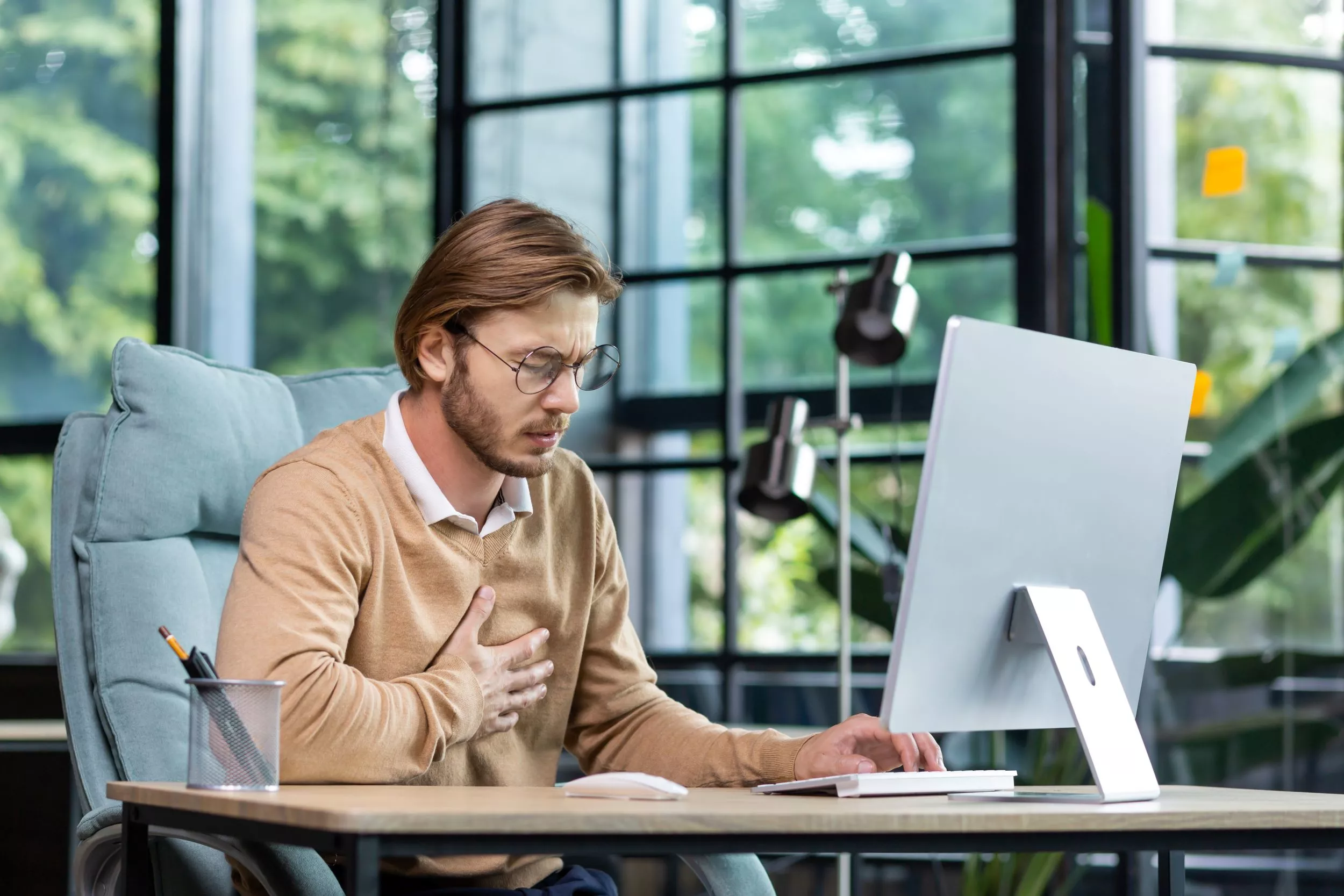 Hombre con dolor en el pecho.