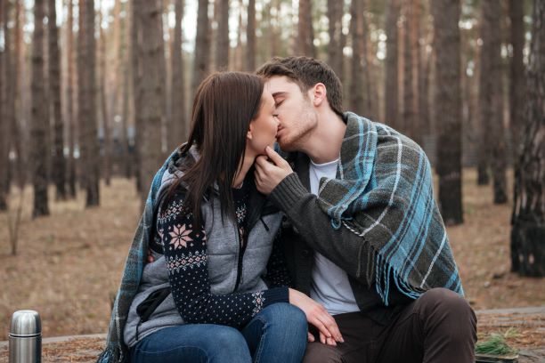THE PROS AND CONS OF KISSING FROM A DENTAL POINT OF VIEW