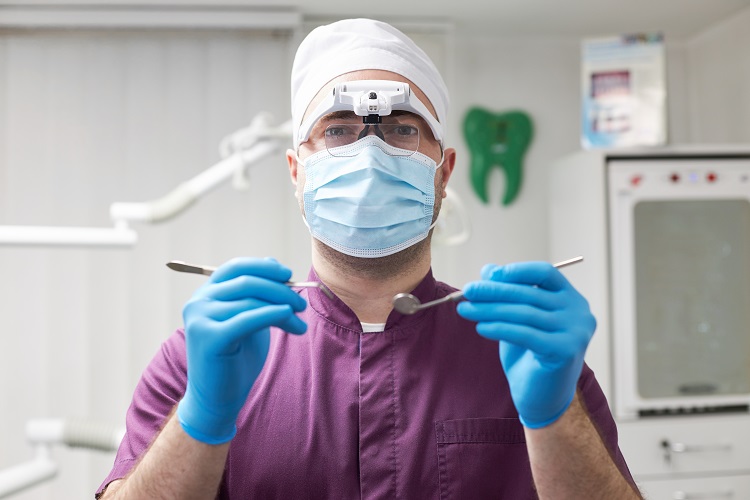 dental-practitioner-ready-for-a-complete-oral-exam