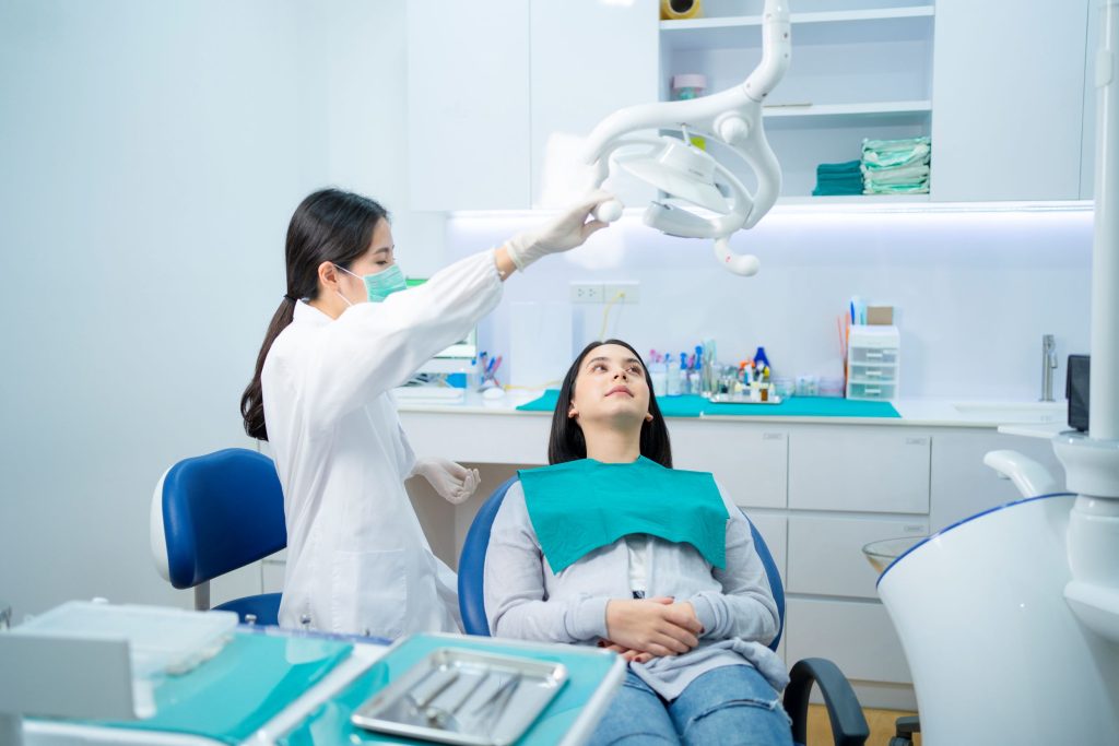 Mujer en el dentista para realizar examen oral. 