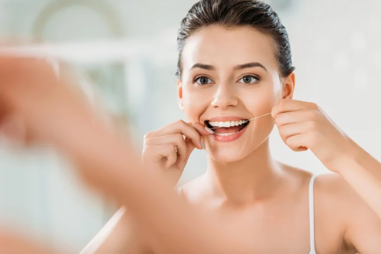 Cómo usar hilo dental correctamente: 6 pasos importantes
