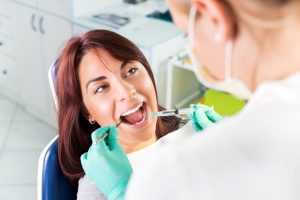 Dentista aplica medicamento a su paciente. AINEs en odontología