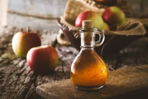 Vinagre o sidra de manzana. Foto de vinagre o sidra de manzana sin procesar. El vinagre hace parte de los antibióticos naturales. 