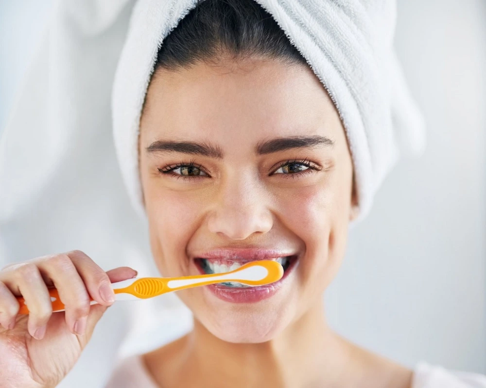 woman-brushing-her-teeth