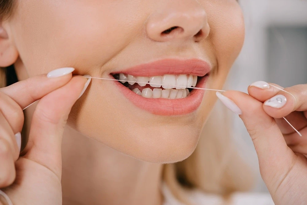 woman-flossing-teeth