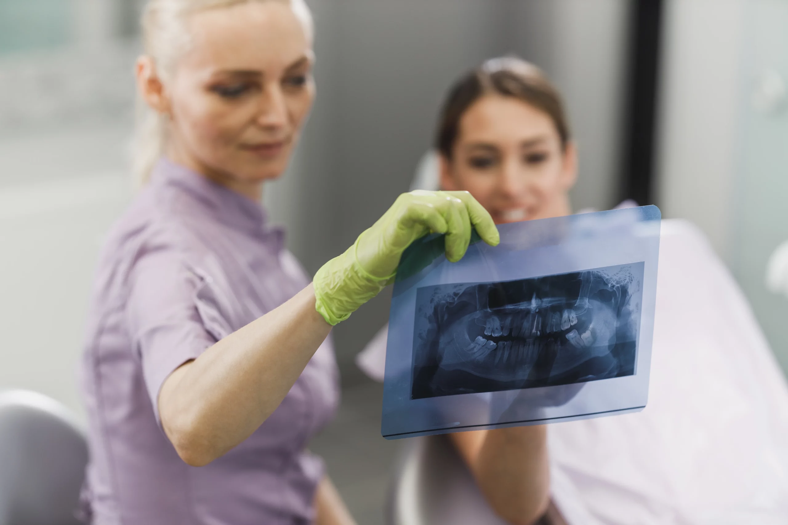 Dentista muestra Rayos X dental a su paciente