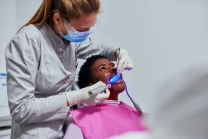 Mujer en el dentista en blanqueamiento dental lo cual le puede producir Dolor dental transitorio