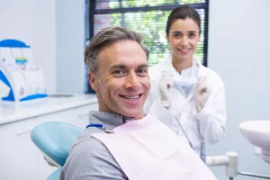 Hombre acude al dentista y así evita futuro dolor dental.