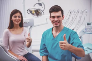 Mujer feliz de asistir al odontólogo. ¿Por Qué Los Chequeos Dentales Son Esenciales? La importancia de asistir al dentista.