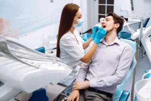 Hombre en el dentista. ¿Por Qué Los Chequeos Dentales Son Esenciales?