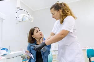 Mejillas Hinchadas una de las causas por las cuales acuden a visita con el dentista.