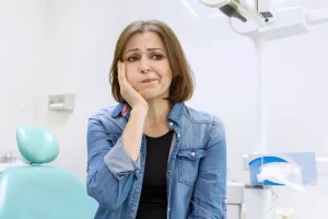 Mejillas Hinchadas mujer en el dentista