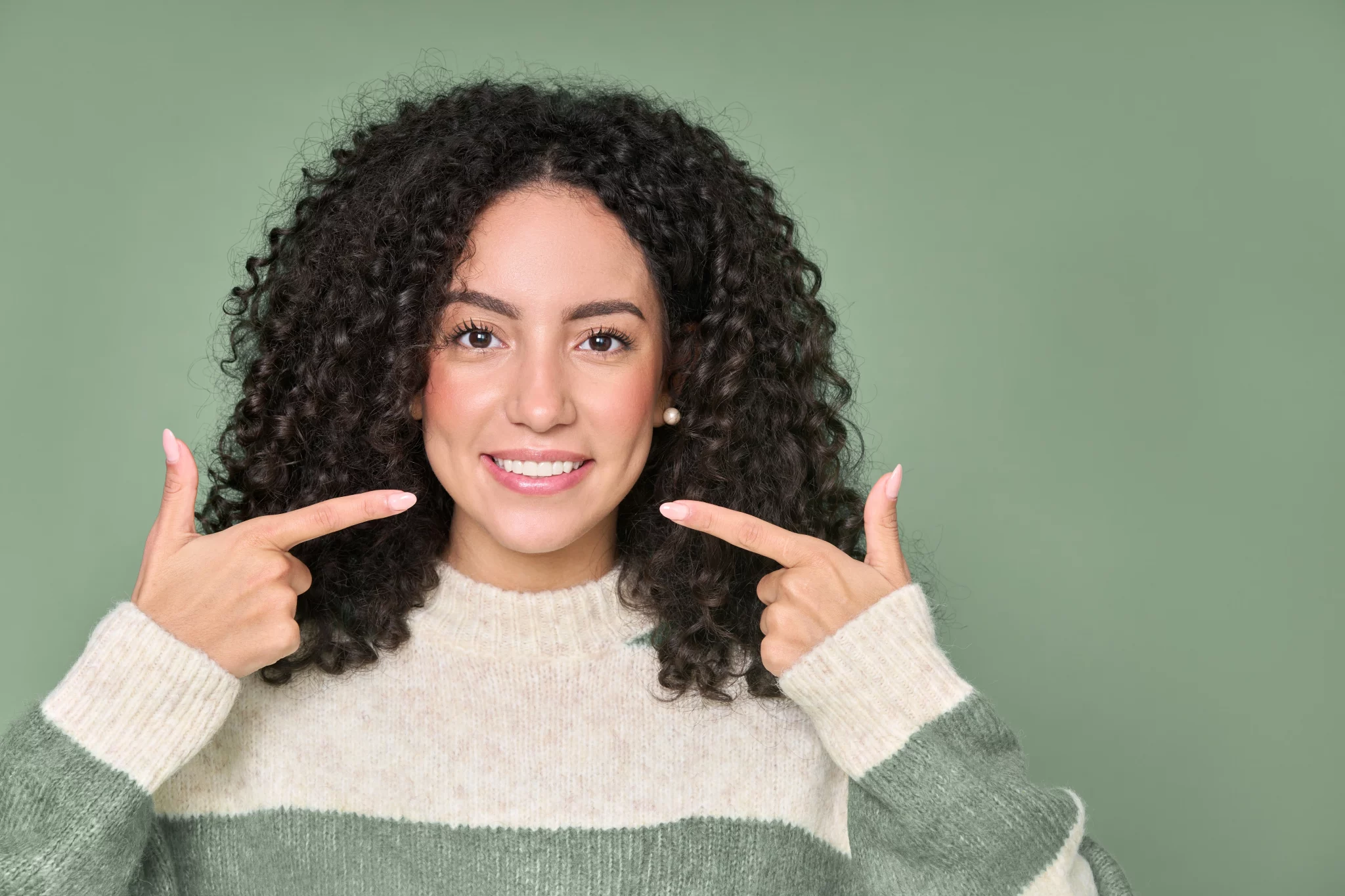 Mujer con coronas dentales