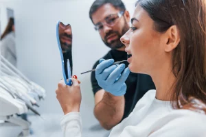Mujer es examinada por dentista. Foto de mujer examinada por dentista para revisar lesiones premalignas.