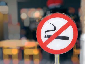 Para prevenir la estomatitis por nicotina es indispensable dejar de fumar