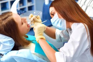 El dentista puede realizar un tratamiento para abordar la estomatitis por nicotina.