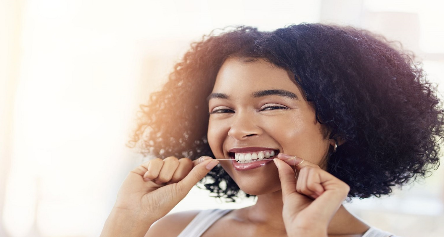 mujeres usando hilo dental