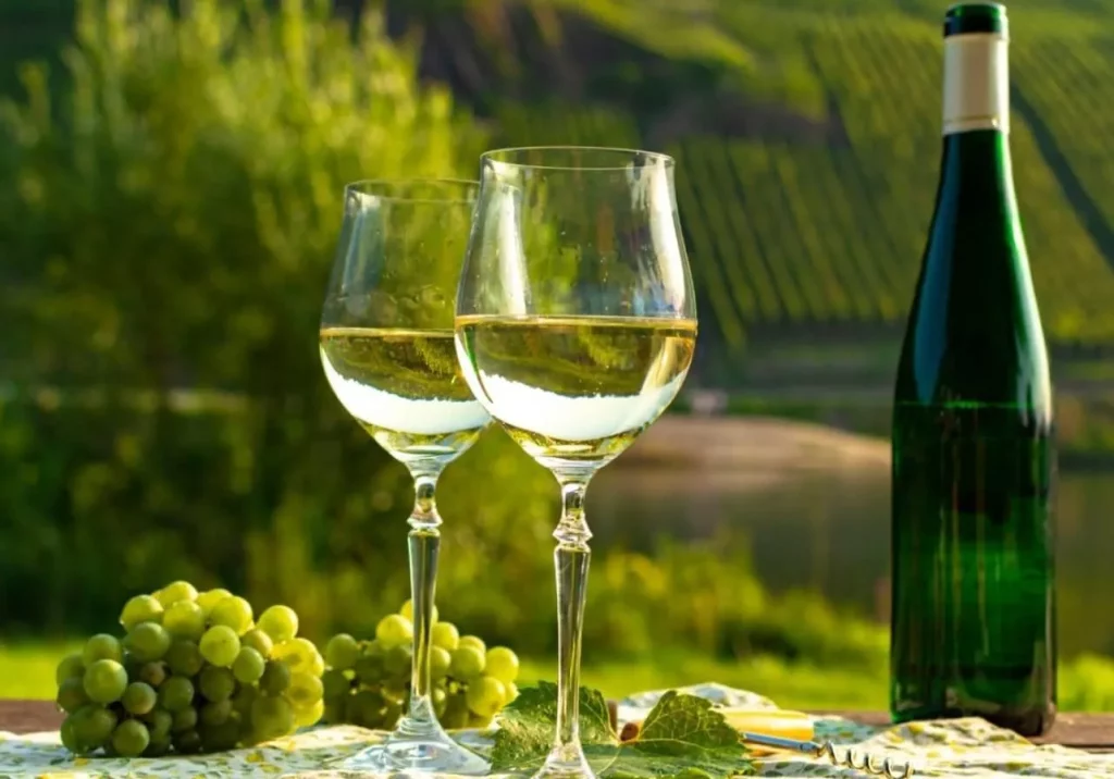 ¿Qué efecto tiene el vino blanco en tu salud dental?