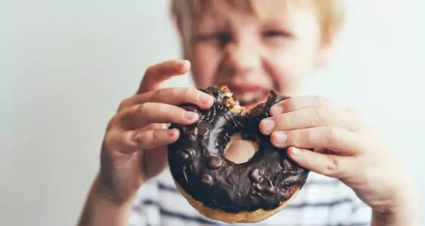 ¿Cuáles son las causas de las caries en niños?