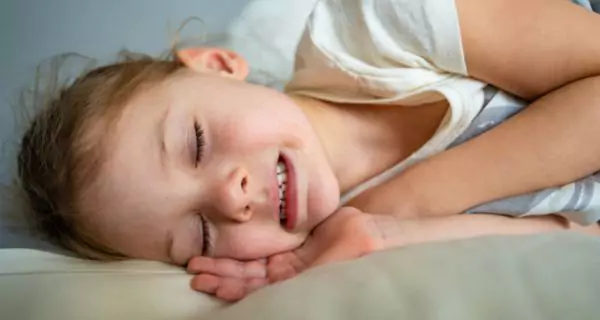 ¿Qué hacer cuando un niño rechina los dientes dormido?