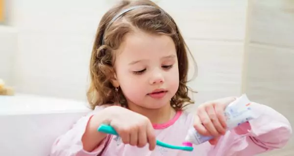 What kind of toothpaste should children use?