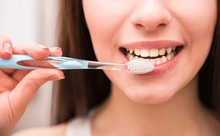 ¿Cómo saber cuándo cambiar tu cepillo de dientes?