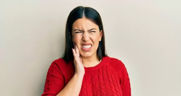 How does breast cancer affect the mouth and teeth?