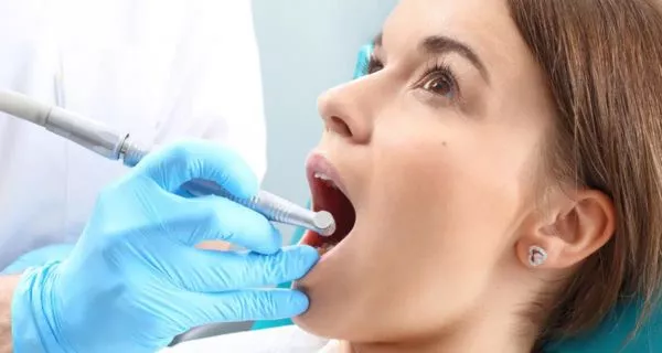¿Qué tratamientos eliminan el mal aliento causado por caries?