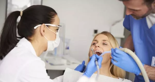 ¿Qué tratamientos profesionales complementan tu rutina dental?