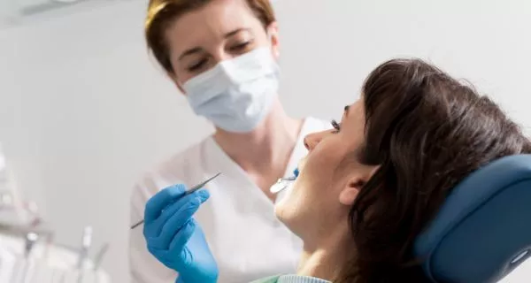 ¿Cuándo debo consultar a un dentista en Ventura County por mal aliento?