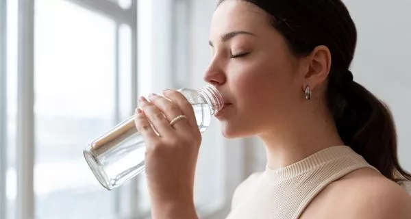 4. How do water and green tea protect your mouth?