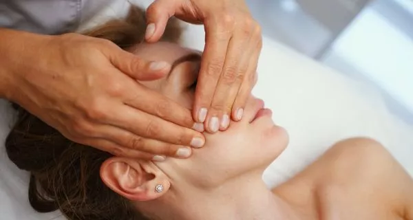 Acupressure is thought to help relieve toothaches by: