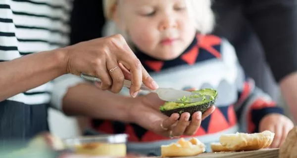 ¿Es seguro que los niños coman aguacate?
