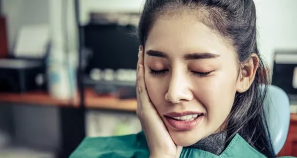 Signs of a tooth infection spreading to the bone