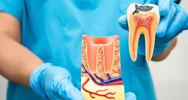 What are the symptoms of a spreading tooth infection?