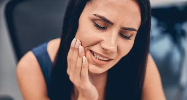 What are the symptoms of cavities in between teeth?