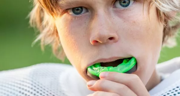 What causes cracked teeth?